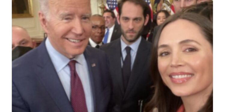 Eliza Dushku takohet me Joe Biden në Shtëpinë e Bardhë