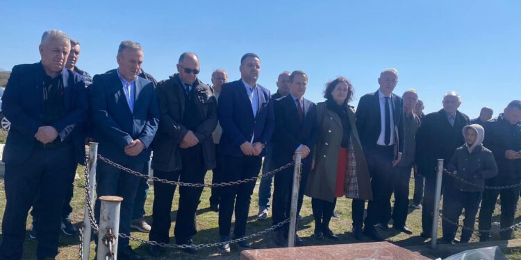 Kryetari i Vushtrrisë, Ferit Idrizi, bën homazhe tek lapidari i Prof. Latif Berisha