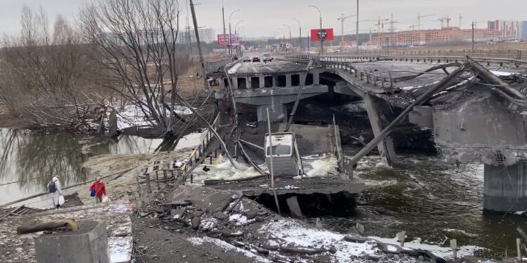 Ukrainasit e shkatërrojnë urën, ia pamundësojnë rusëve futjen në afërsi të Kievit