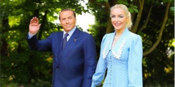 Brenda dasmes së Berlusconit me të dashurën 53 vite më të re
