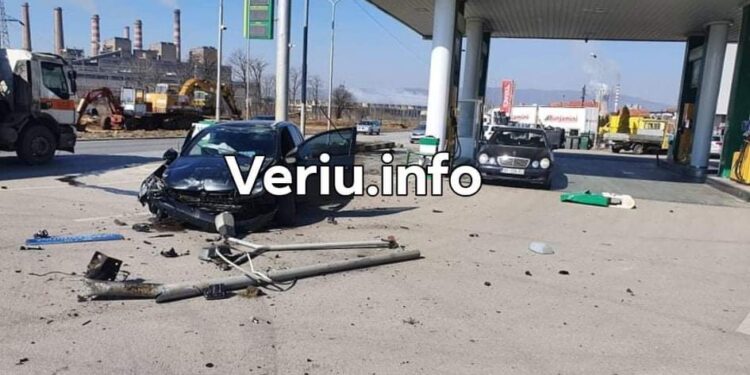 Aksident i rëndë në Obiliq, vetura godet pompen e derivateve dhe një veturë që po furnizohej