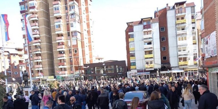 Zhvillime dramatike – Së paku 10 autobusë nga Serbia arrijnë në Kosovë