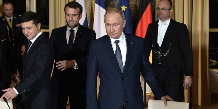 Macron në bisedë telefonike me Putinin dhe Zelenskyn