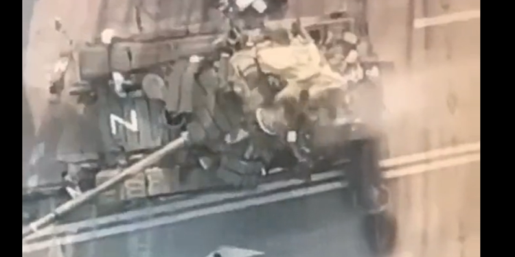 “Sekondat e fundit të pushtimit”, del videoja e shkatërrimit total të tankut rus