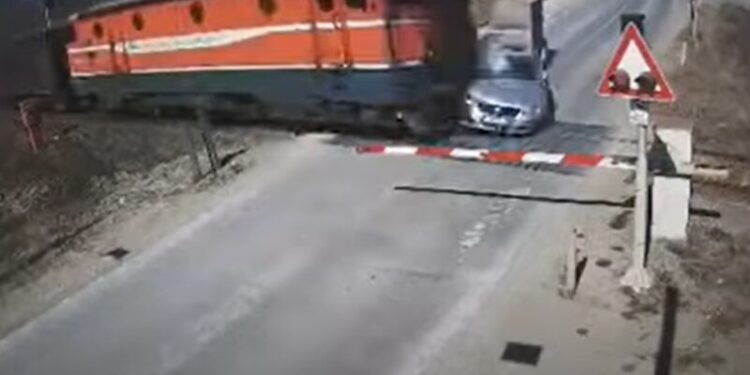 Treni “merr me vete” veturën që tentoi t’i kalojë shinat edhe pse laura ishte e mbyllur (VIDEO)