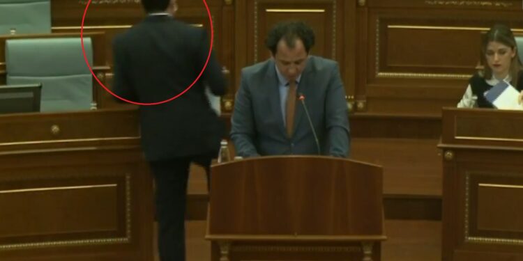 E kërkoj PDK-ja, Kurti arrin në seancë ku pritet të votohet Kodi për martesat me gjini të njejtë