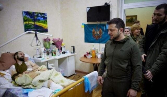 Zelensky viziton ushtarët e plagosur: Ju jeni heronj