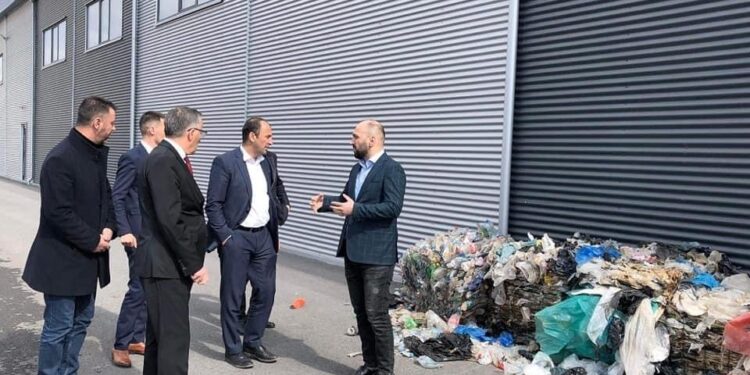 Ministri Liburn Aliu dhe kryetari Bedri Hamza vizitojnë fabrikën e riciklimit të mbeturinave që menaxhohet nga KRM “UNITETI”
