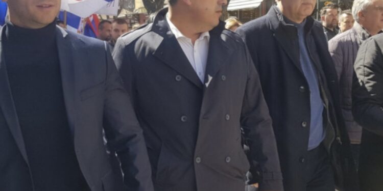 Serbët e veriut nisin protestën, u prin Rakiq