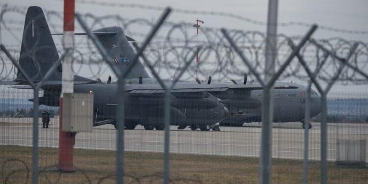 Në Evropë gjendet një aeroport sekret për furnizimin e Ukrainës me armë