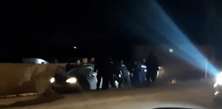 Momenti i arrestimit i të dyshuarve të grabitjes në pompën e benzinit në Mitrovicë (VIDEO)
