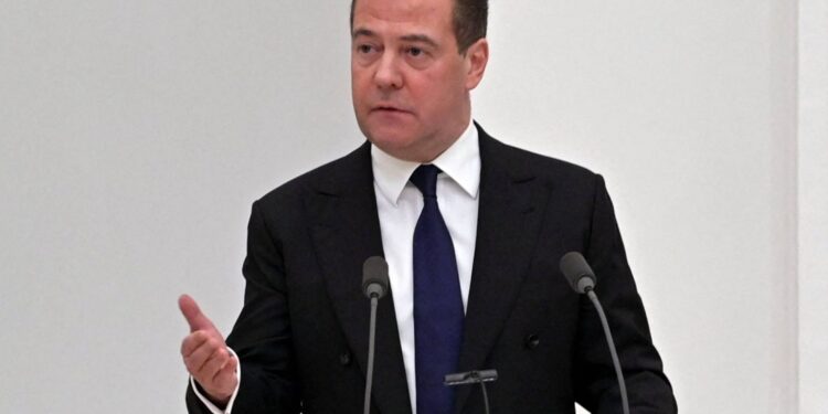 Ish-presidenti rus tregon se kur Rusia mund të përdorë armët bërthamore