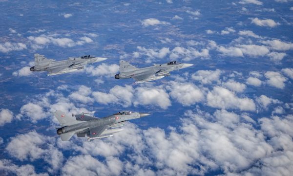 Aeroplanët luftarakë në qiell, “Mesazhi” i NATO-së pasi Rusia kërcënoi Suedinë