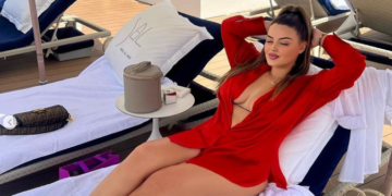 Enca nuk ndalet, duket shumë joshëse në ngjyrë të kuqe