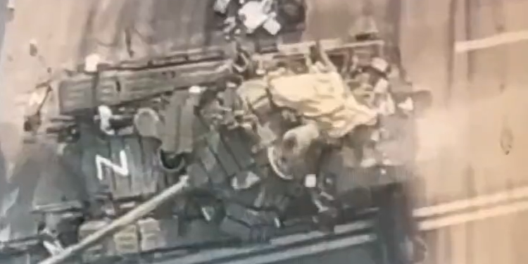 Ishte duke ikur nga tanku, momenti kur ukrainasit bombardojnë ushtarin rus