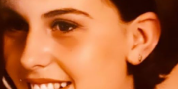 Vajza në foto sot është ndër këngëtaret më të famshme kosovare