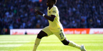 Arsenali triumfon minimalisht, “blindon” vendin e katërt