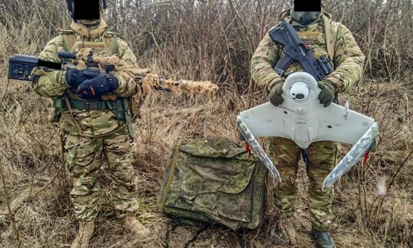 Trofeu i ditës, dy ushtarë ukrainas kapin dronin rus