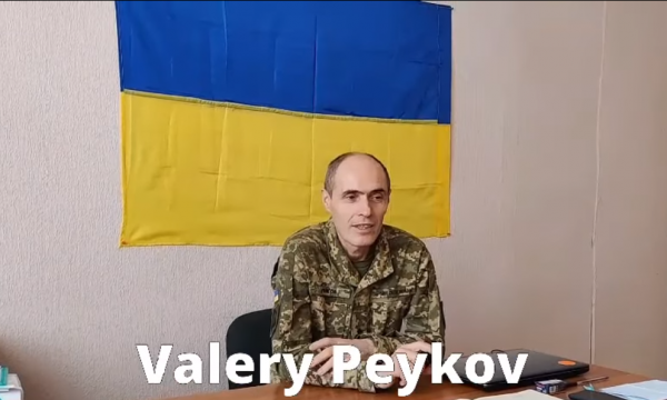 Oficeri i Ukrainës duke folur shqip: Ne i kapim armët për ta mbrojtur vendin (VIDEO)