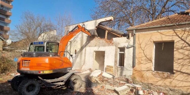 Nis rrënimi i objektit të ish shkollës së muzikës në Mitrovicë