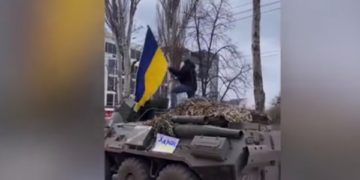 Momenti kur protestuesi valëvit flamurin e Ukrainës mbi tankun rus (VIDEO)