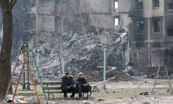 Tragjedia në Mariupol, nënkryetari: S’ka ushqim për fëmijët, njerëzit po vdesin për bukë e ujë