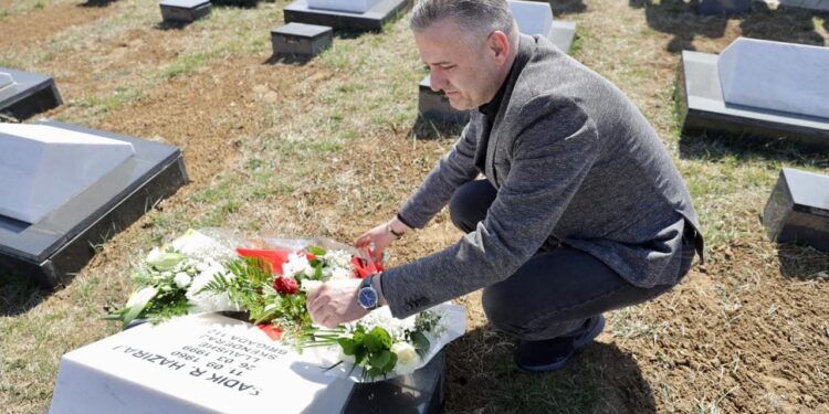 Bekim Jashari bën homazhe pranë varreve të dëshmorëve të kombit të rënë më 26 mars