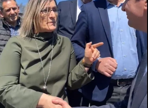 Pse më shkarkove nga puna? Momenti i sikletshëm për Kurtin nga motra e dëshmorit që mbeti pa punë (VIDEO)
