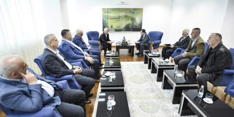 Kurti takohet me përfaqësuesit e Organizatës së Veteranëve të Luftës së Ushtrisë Çlirimtare të Kosovës