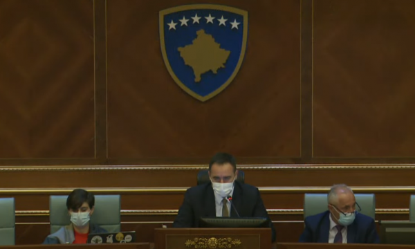 “Nuk janë bash normal”: Glauk Konjufcën e nervozon fjalimi i deputetit të Vetëvendosjes