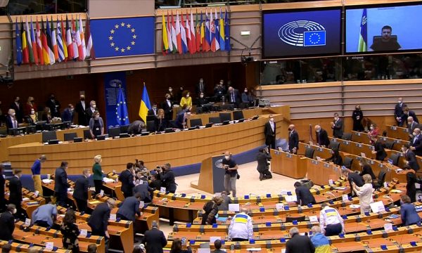 Fjalët e para prekëse të Zelenskyt para eurodeputetëve: Dëshmojeni se nuk do të na lini të vdesim