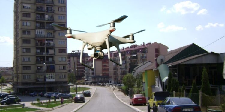 FOTO/Një dron i dyshimtë bie në një lagje të Mitrovicës