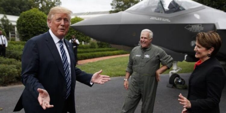 Trump me ide të ‘çmendur’: Të vendosim flamujt kinezë te aeroplanët tanë dhe të bombardojmë Rusinë
