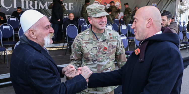 Ramush Haradinaj shtrëngon fort duart me Rifat Jasharin