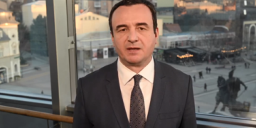 Kurti del me apel në gjuhën serbe: Ruajeni qetësinë, besojuni institucioneve të Kosovës