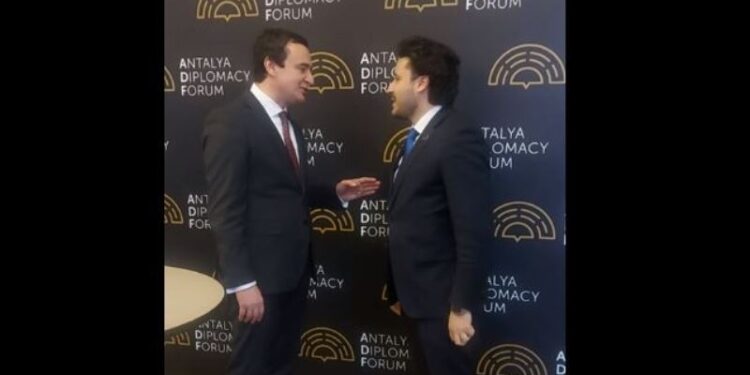 Kurti e Abazovic shihen me plotë disponim në Antali, i shtrëngojnë duart fort me njëri-tjetrin