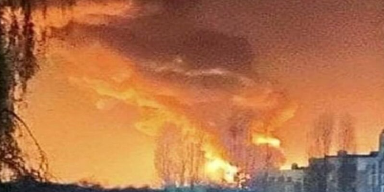 PAMJE TË RËNDA: Një qytet i Ukrainës mbushet me tym, pasi rusët bombarduan aeroportin
