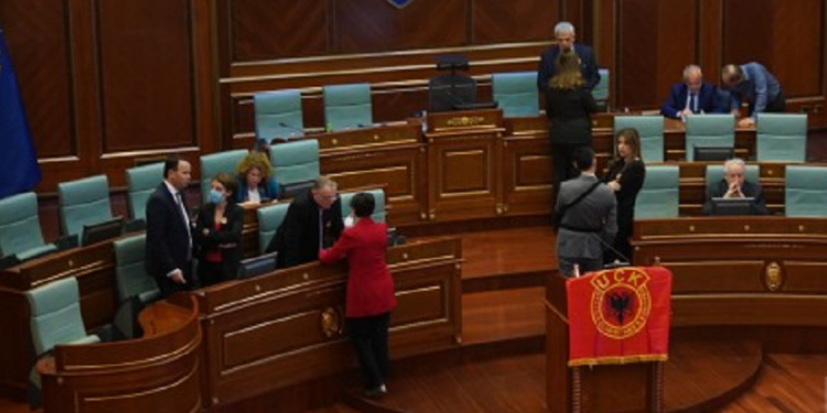 Deputetja e PDK-së vendos emblemën e UÇK-së në foltoren e Kuvendit