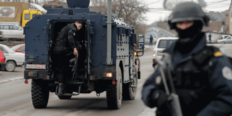 Sulme ndaj policëve në veri me gurë, iriqë metalikë, granata dore e AK-47, por “Kosova nuk i frikësohet skenarëve serbe