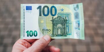 Ministria e Financave u përgjigjet disa pyetjeve për shtesën 100 euro për punëtorë