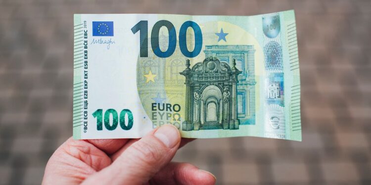 Ministria e Financave u përgjigjet disa pyetjeve për shtesën 100 euro për punëtorë