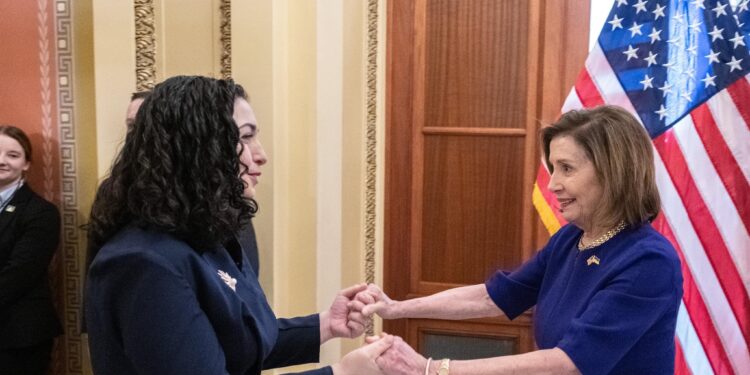 Presidentja Vjosa Osmani pritet në SHBA nga kryetarja e Dhomës së Përfaqësuesve, Nancy Pelosi