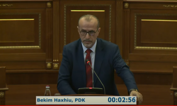 Deputeti Bekim Haxhiu nuk dorëzohet, kërkon sërish tërheqjen e trustit në Kuvendin e Kosovës