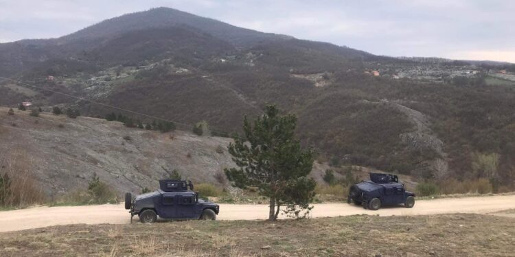 Dy autoblinda të Njësisë Speciale po qëndrojnë në Sharjep të Jarinjes