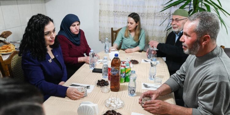 Presidentja Osmani ishte mysafir për iftar tek familja e një dëshmori