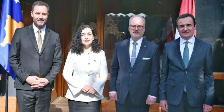 Presidenti i Letonisë i quan “liderë frymëzues” Albin Kurtin, Vjosa Osmanin e Glauk Konjufcën