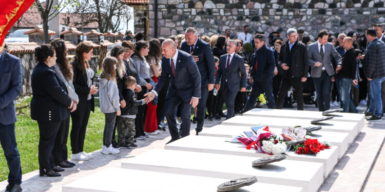 Haradinaj kujton vëllanë e tij Shkëlzenin dhe shokët: Mburojë për popullin dhe atdheun