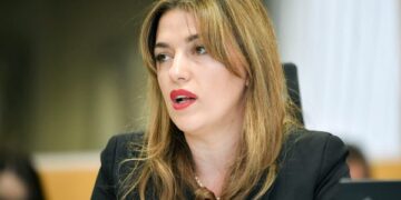 Ministrja Haxhiu: Gjyshi im i ka dhënë bukë e armë Thaçit