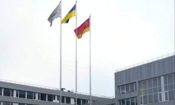 Flamuri i Ukrainës valëvitet sërish në Çernobil