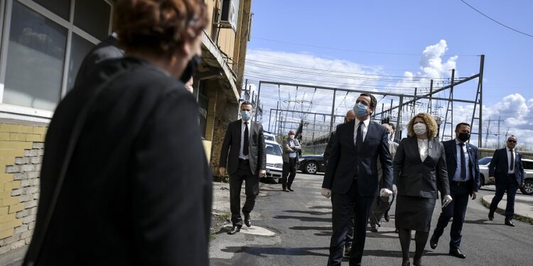 Analisti politik për punësimet familjare e partiake të VV-së: Është skandaloze dhe e papranueshme